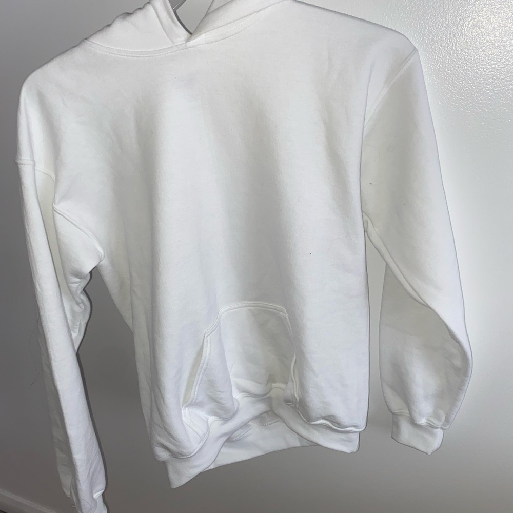 BNWOT.     Plain White hoodie. Gildan